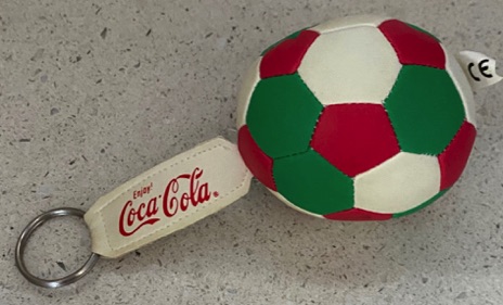 9749-1 € 4,00 coca cola bal aan sleutehanger rood wit groen.jpeg